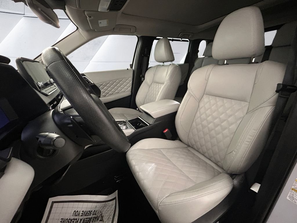 Used 2023 White Mitsubishi SEL image 8
