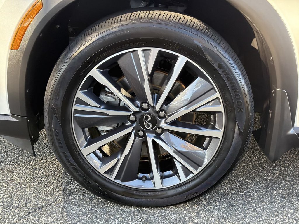 Certified Used 2026 White INFINITI LUXE image 10