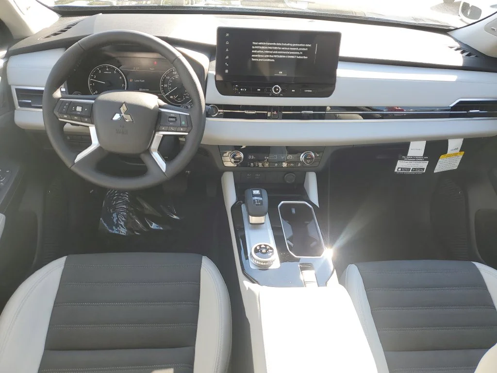 2026 Mitsubishi Outlander SE - Photo 13