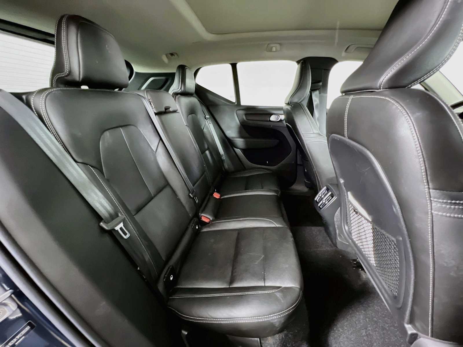 Used 2021 DENIM BLUE METALL Volvo Momentum image 29