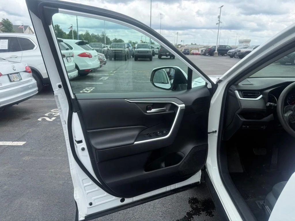 Used 2019 White Toyota XLE image 10