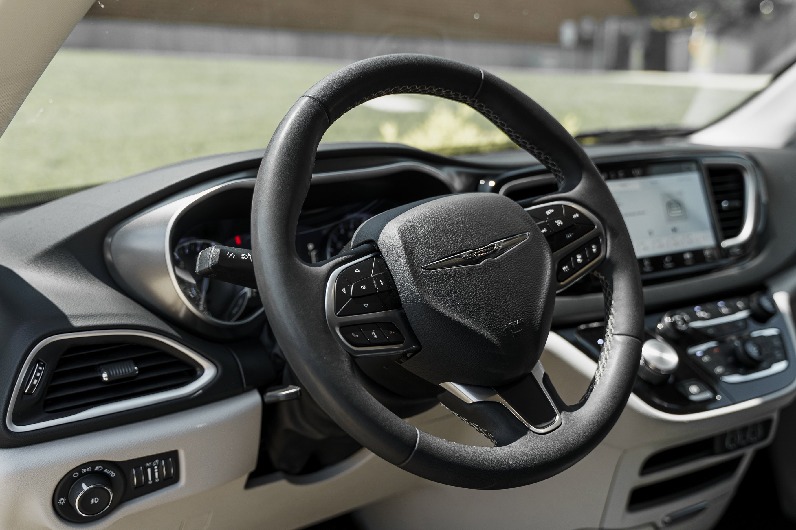 Used 2023 Fathom Blue Pearlcoat Chrysler Touring L image 10