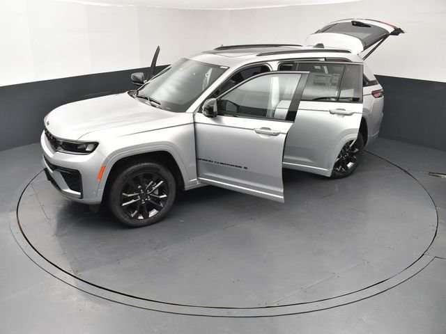 New 2026 Silver Zynith Exterior Paint Jeep Limited Reserve image 26