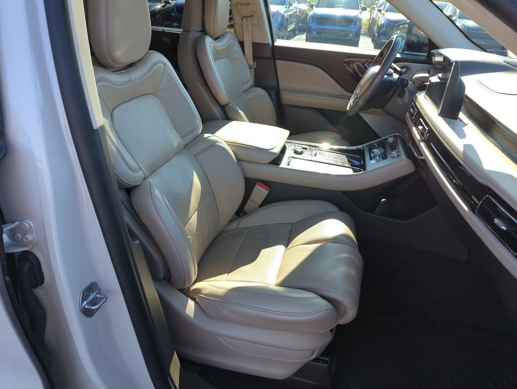 Used 2022 White Lincoln Reserve image 37