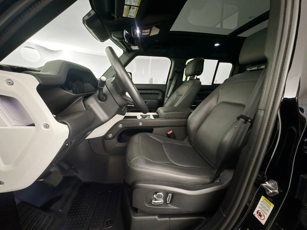 Used 2025 Black Land Rover X-Dynamic SE image 18
