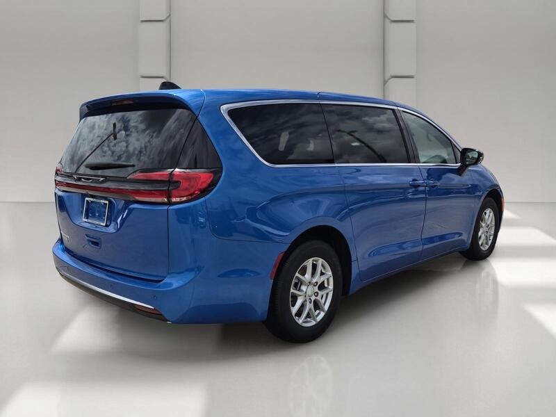New 2027 Hydro Blue Pearl-Coat Exterior Paint Chrysler SELECT FWD image 5