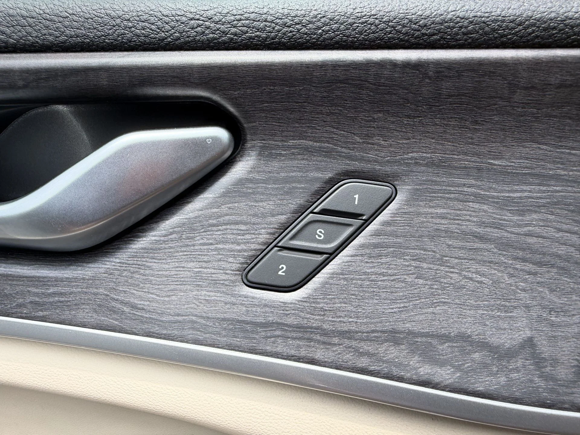 Used 2023 Metallic Jeep Limited image 17