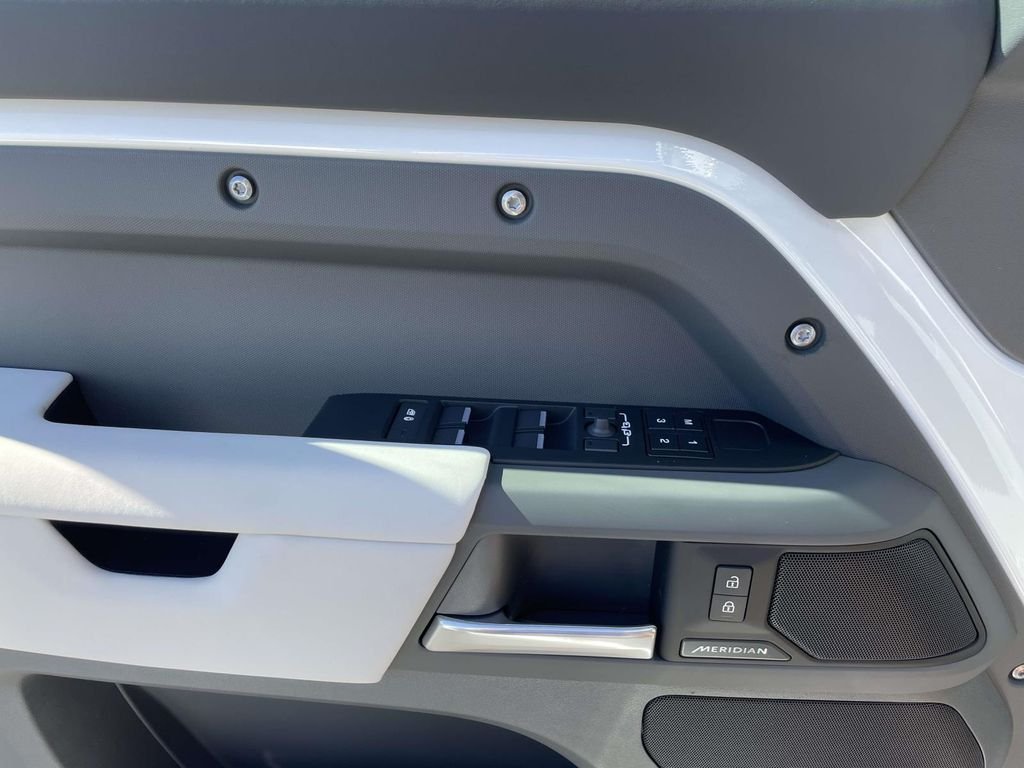 New 2026 Fuji White Land Rover S image 29