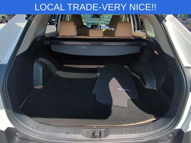 Used 2019 White Toyota XLE Premium image 33