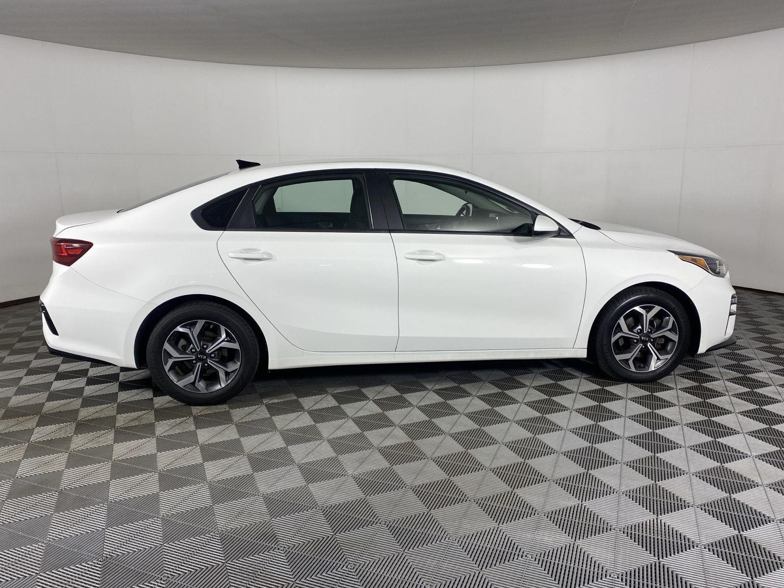 Used 2020 Clear White Kia LXS image 8