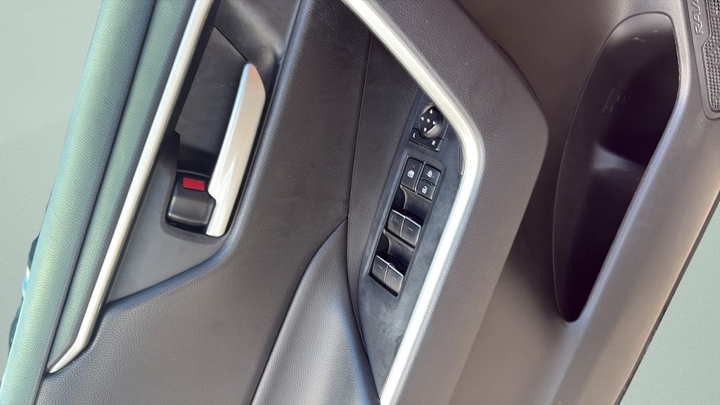 2025 Toyota RAV4 XLE - Photo 18