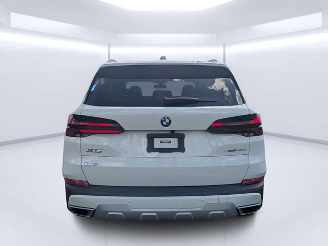 Used 2024 Alpine White BMW sDrive40i image 4