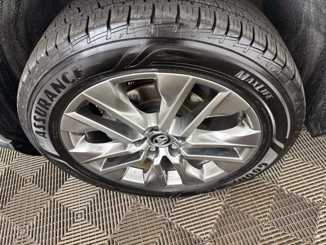Used 2020 Gray Toyota XLE Premium image 31
