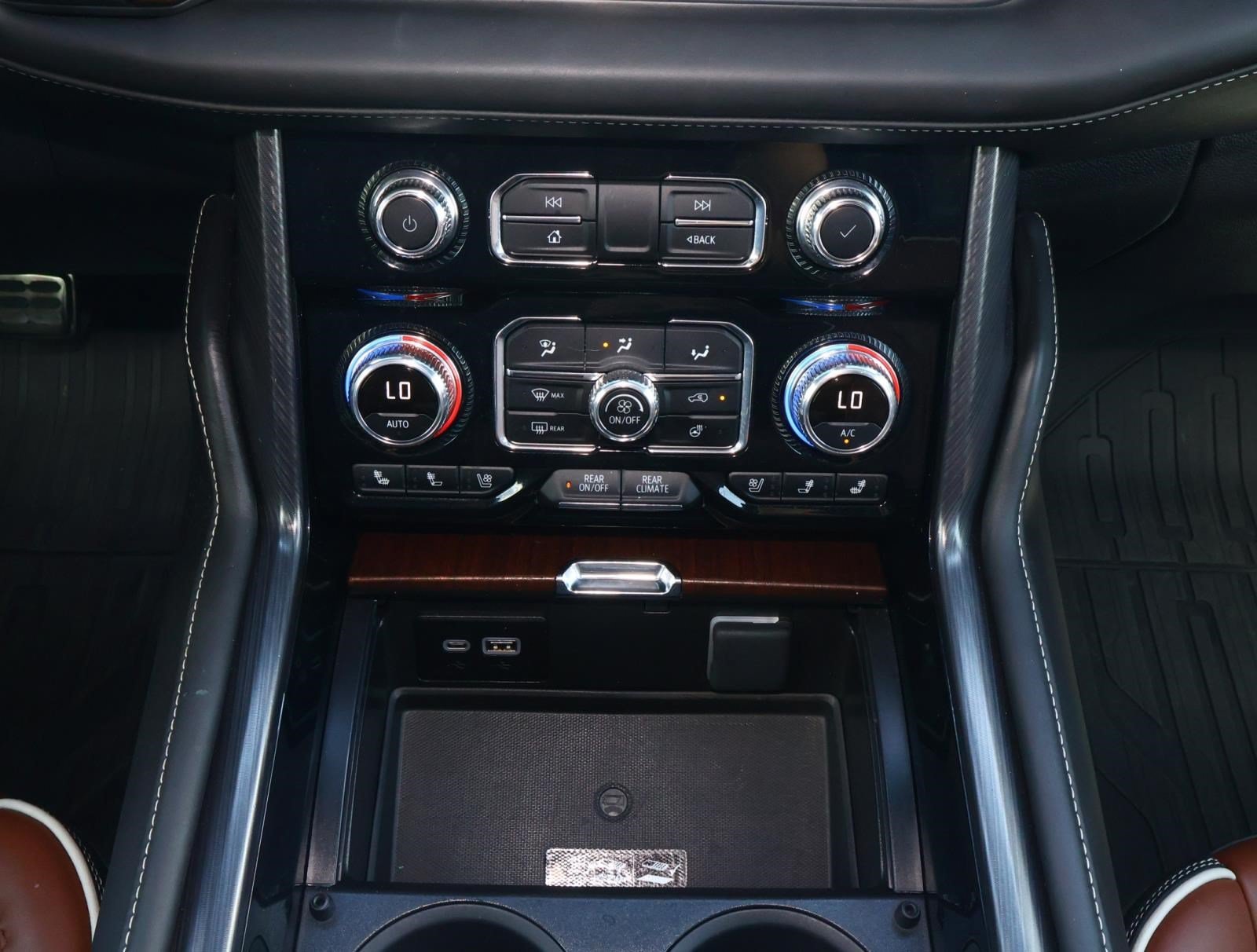 Used 2024 White Frost Tricoat GMC Denali Ultimate image 30
