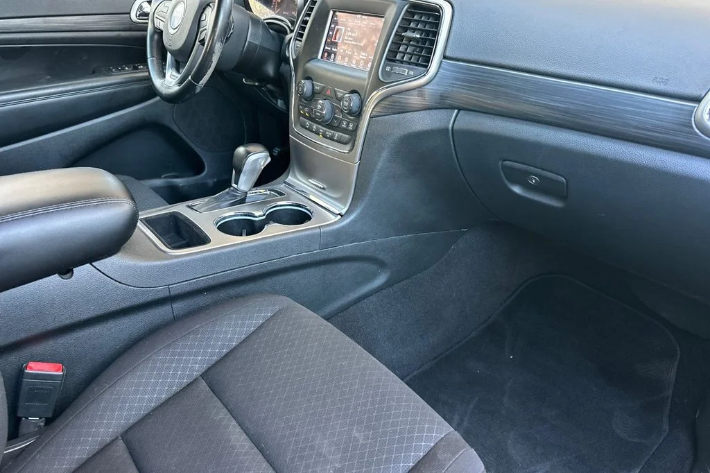Used 2021 Velvet Red Pearlcoat Jeep Laredo E image 19