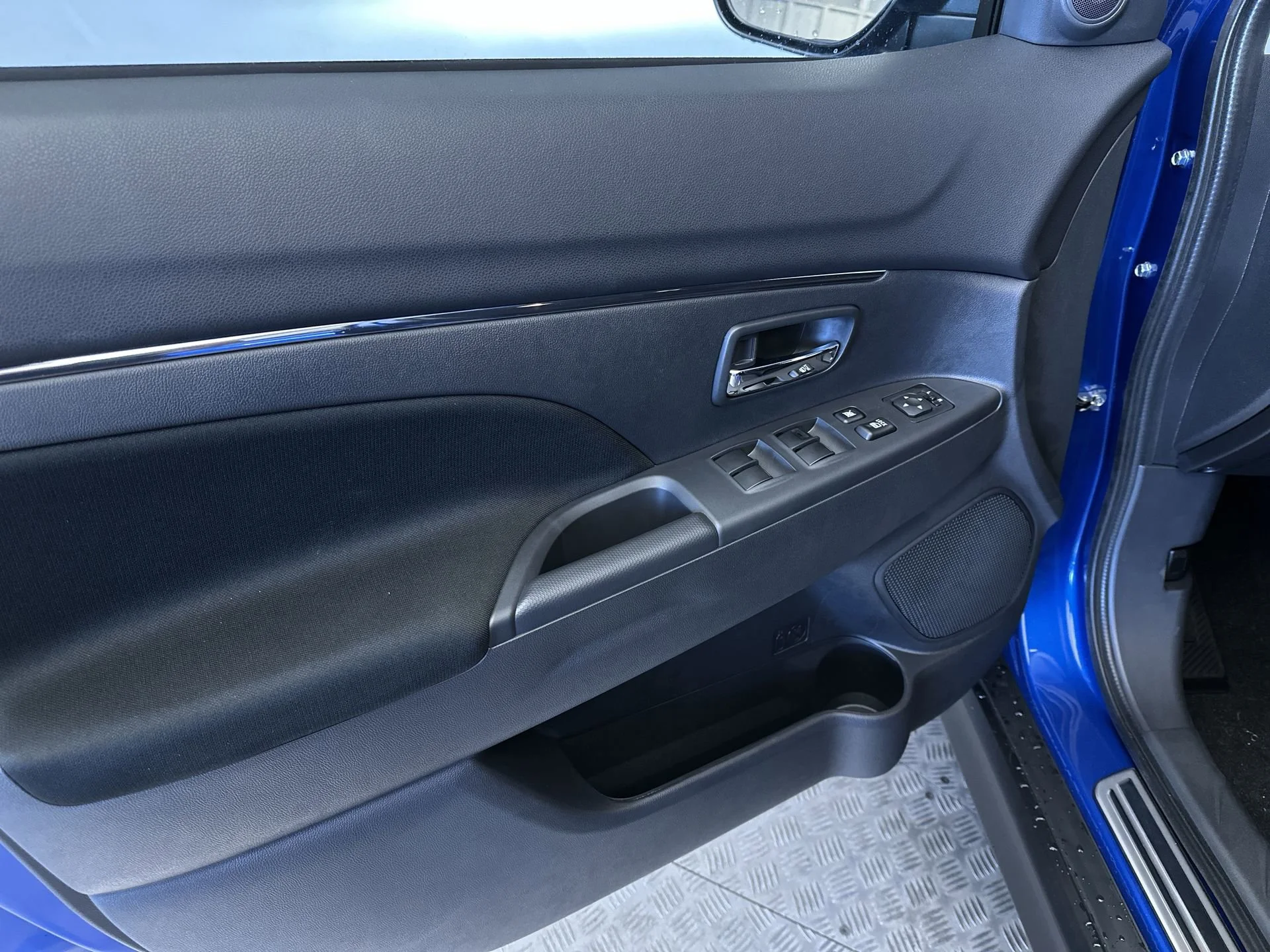 New 2026 Octane Blue Metallic Mitsubishi LE image 15