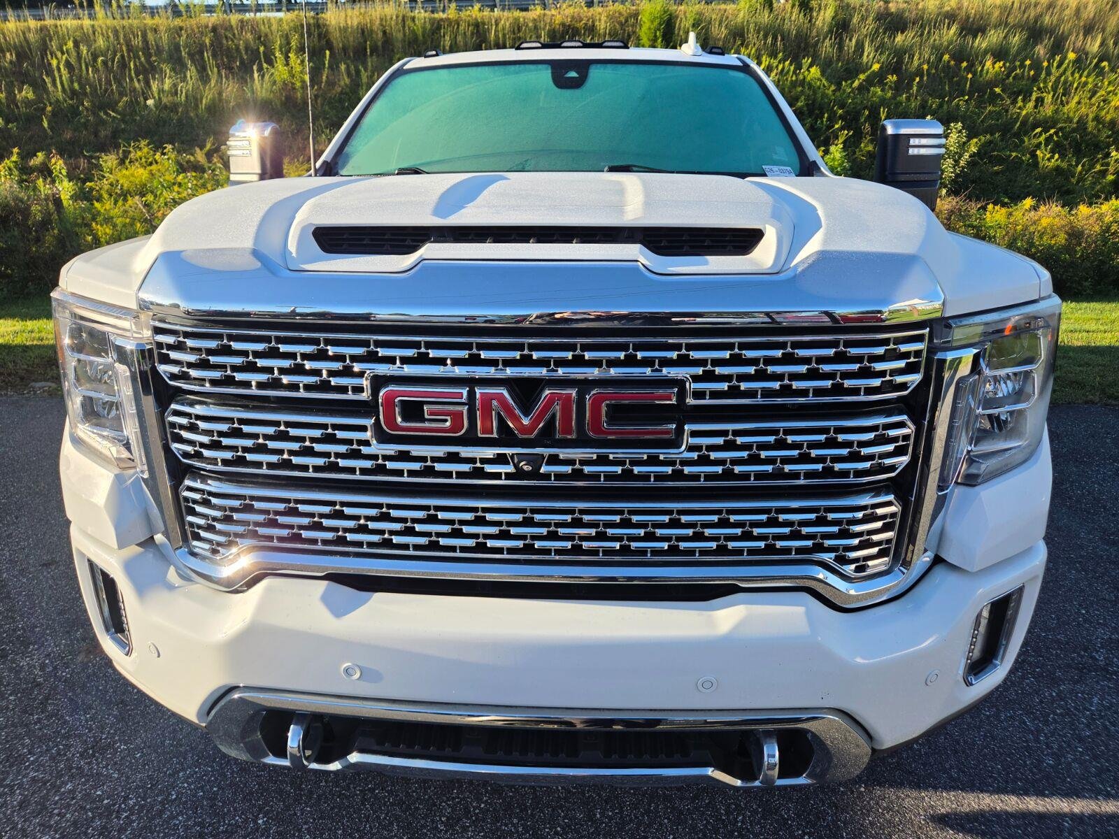 Used 2022 SUMMIT WHITE GMC Denali image 2