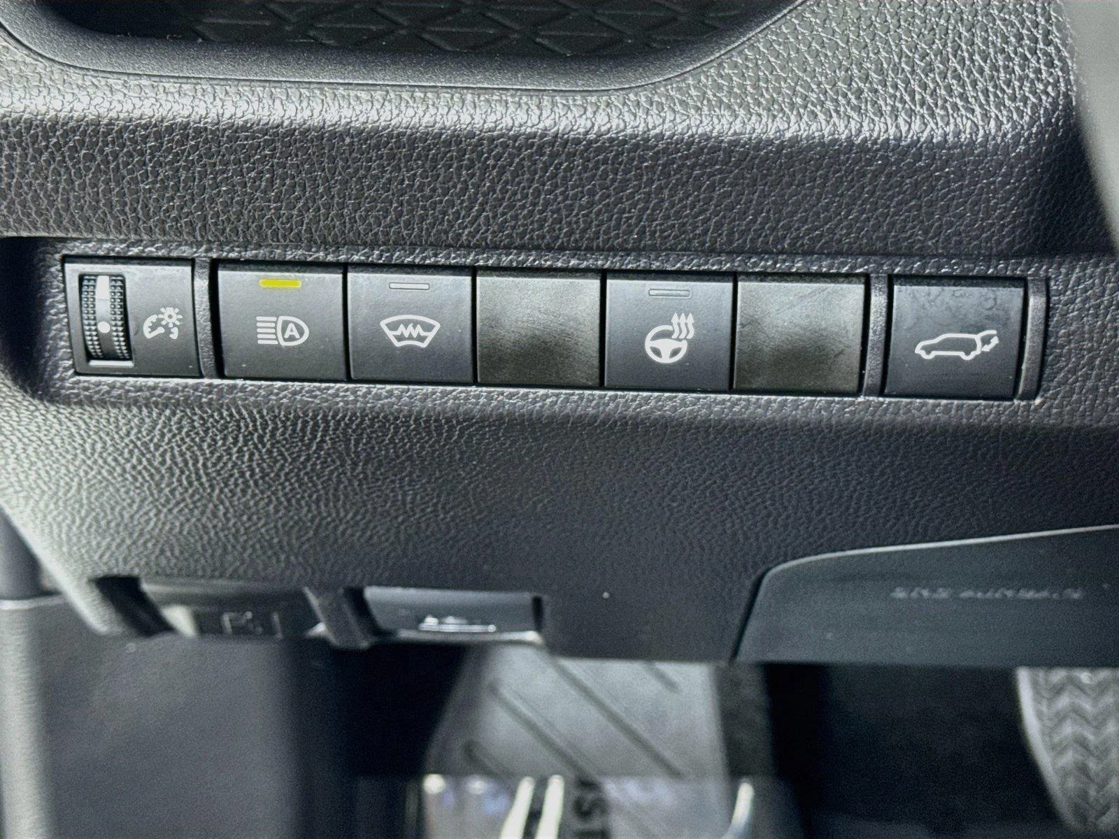 Used 2025 Wind Chill Pearl Toyota XLE Premium image 10