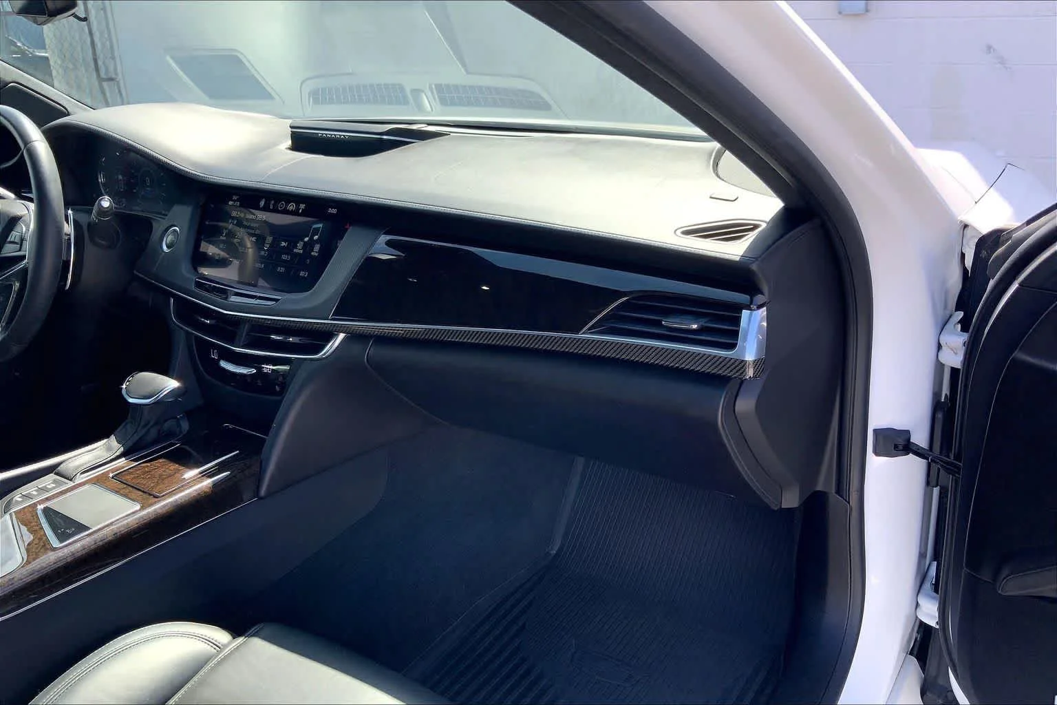 Used 2017 CRYSTAL WHITE TRICOAT Cadillac Platinum AWD image 23