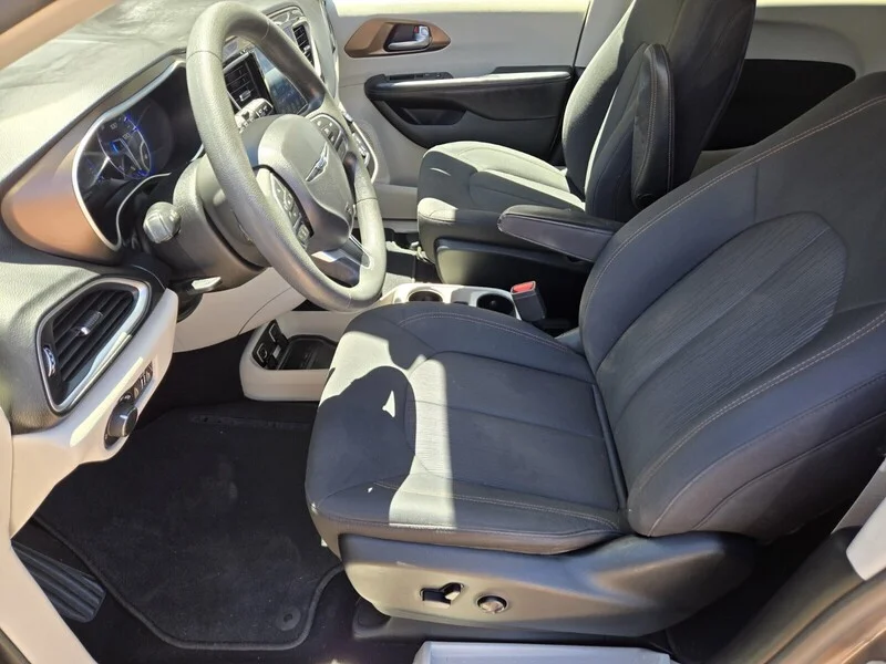 Used 2017 Molten Silver Chrysler Touring image 7