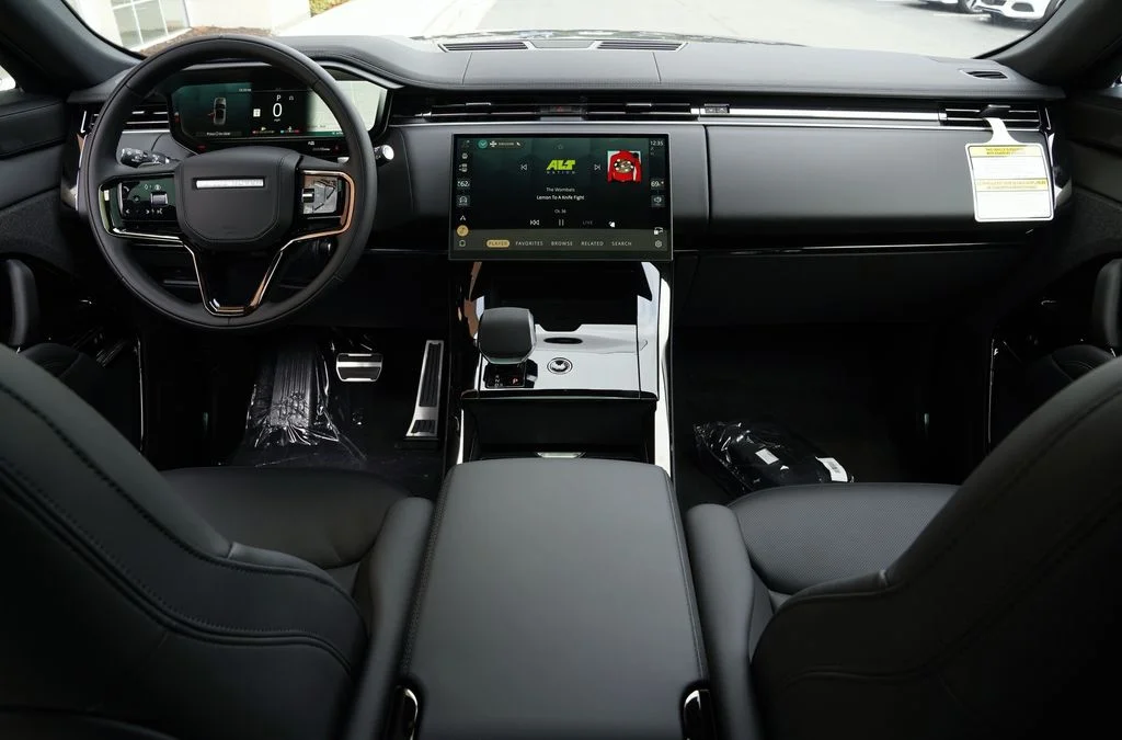 New 2026 Carpathian Grey Land Rover Dynamic SE image 9