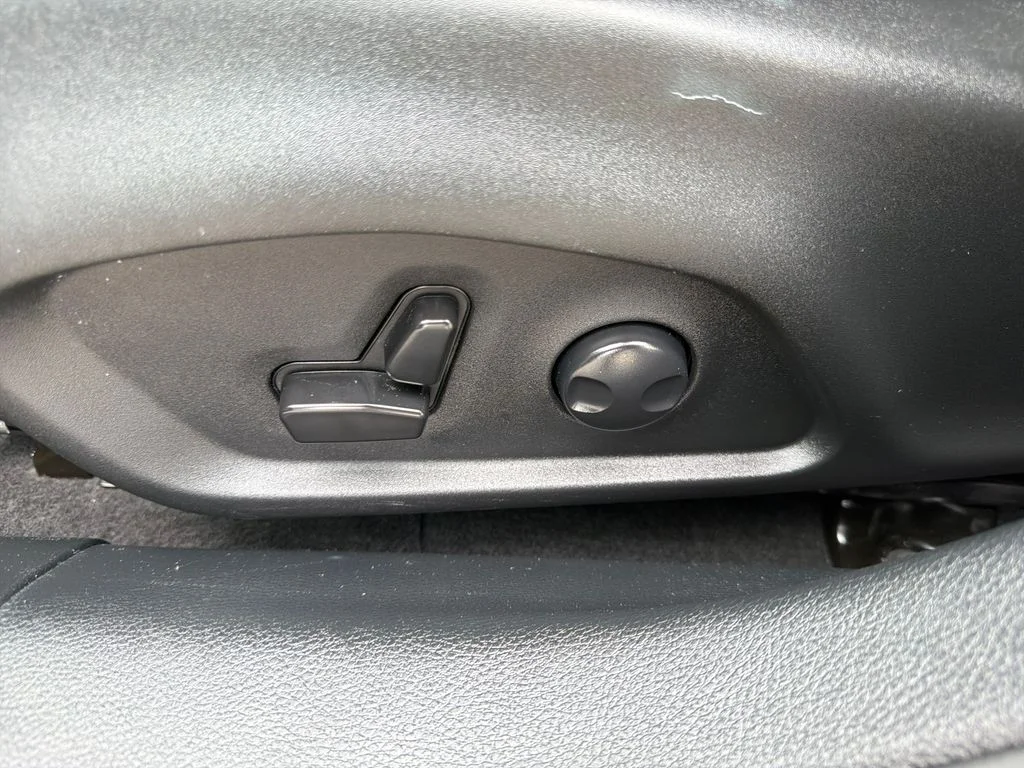 Used 2023 Diamond Black Crystal Pearlcoat Jeep Latitude Lux image 27