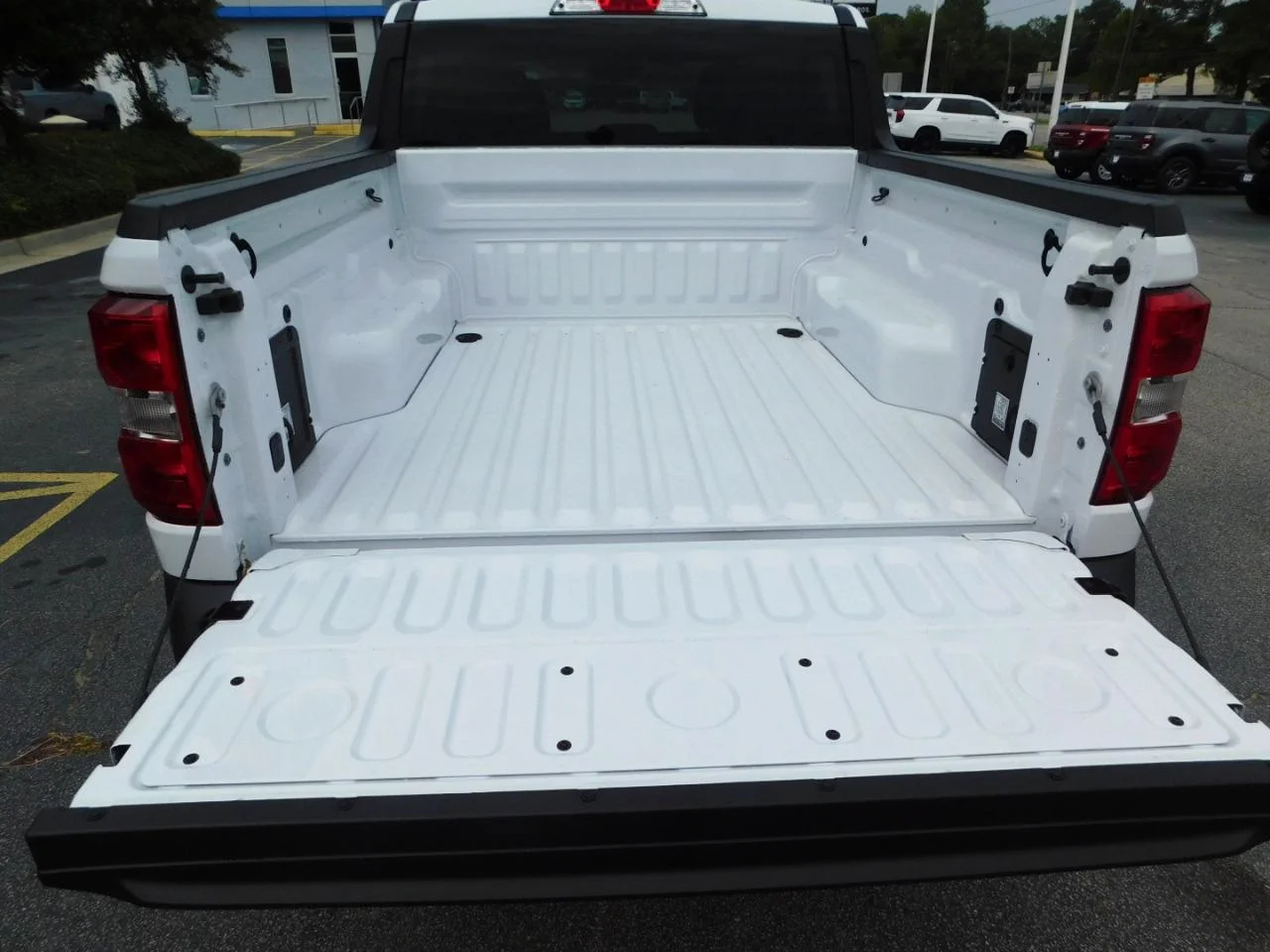 New 2026 Oxford White Ford XLT image 8