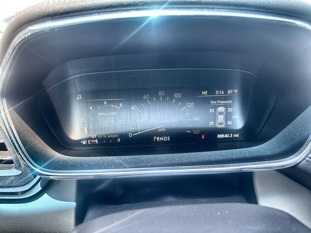 Used 2017 White Lincoln Select image 15