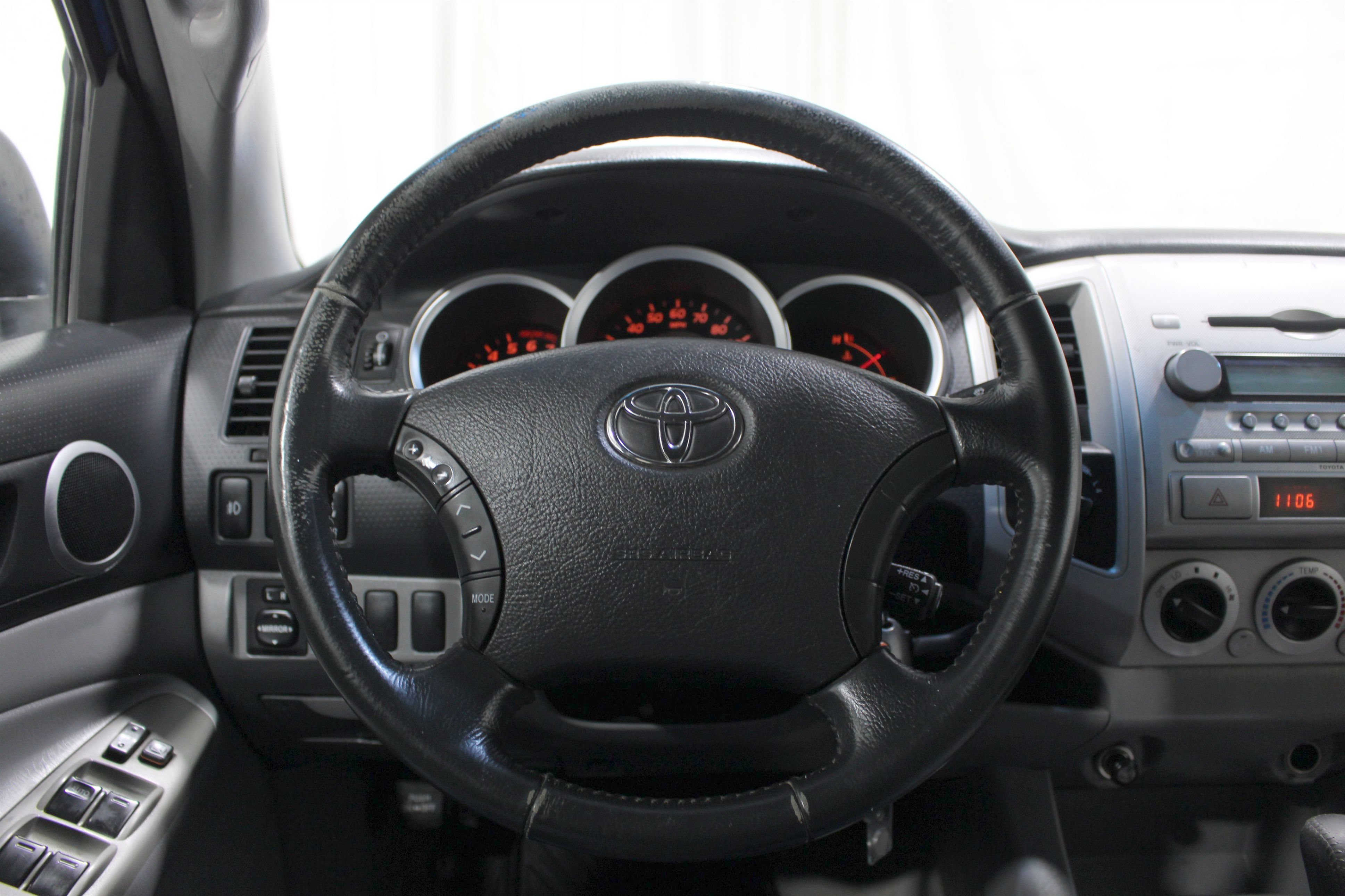 Used 2008 Speedway Blue Metallic Toyota 4X4 image 9