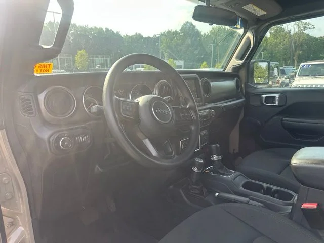 Used 2022  Jeep Sport image 11