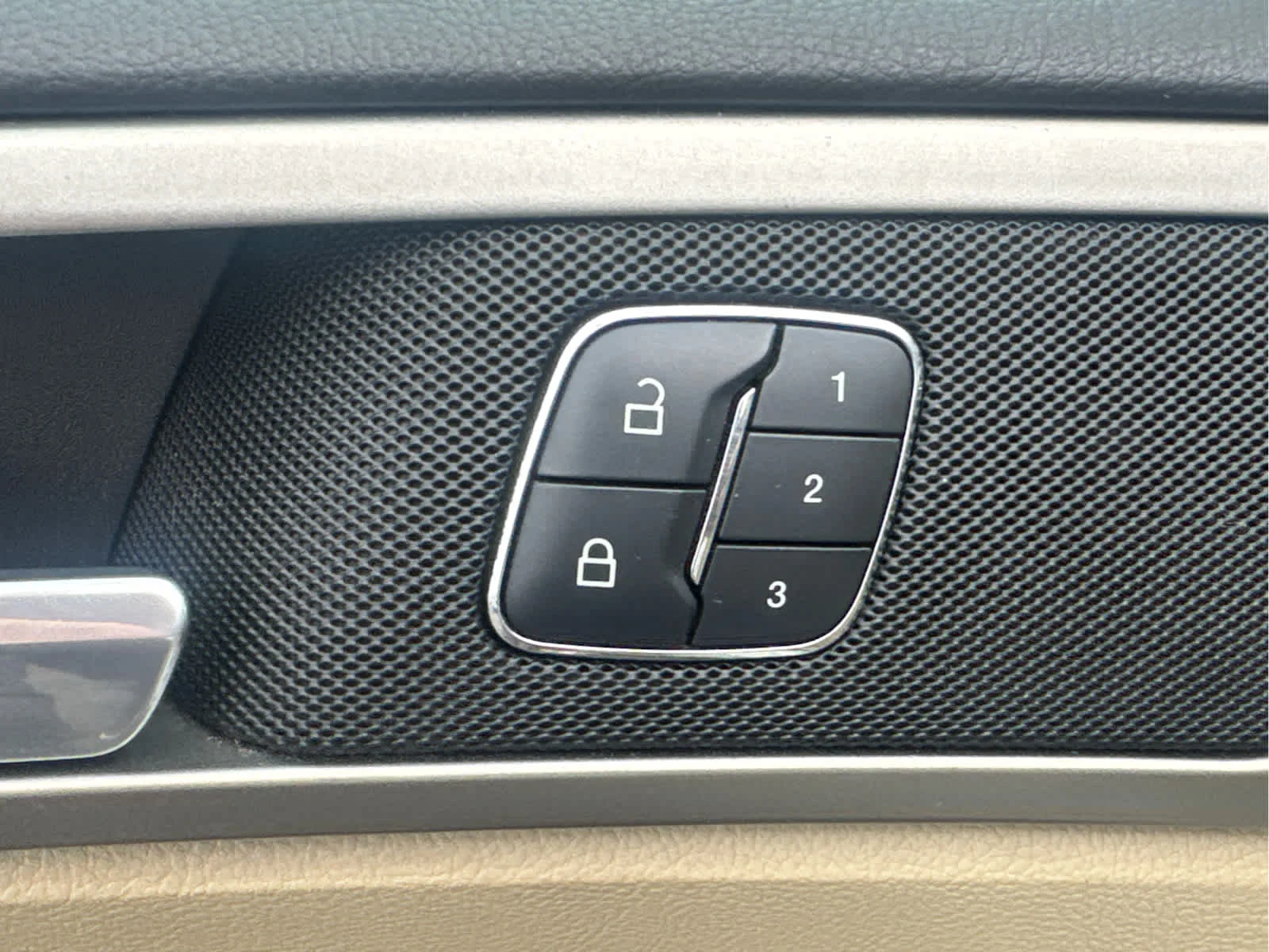 Used 2014 Oxford White Ford SE image 9