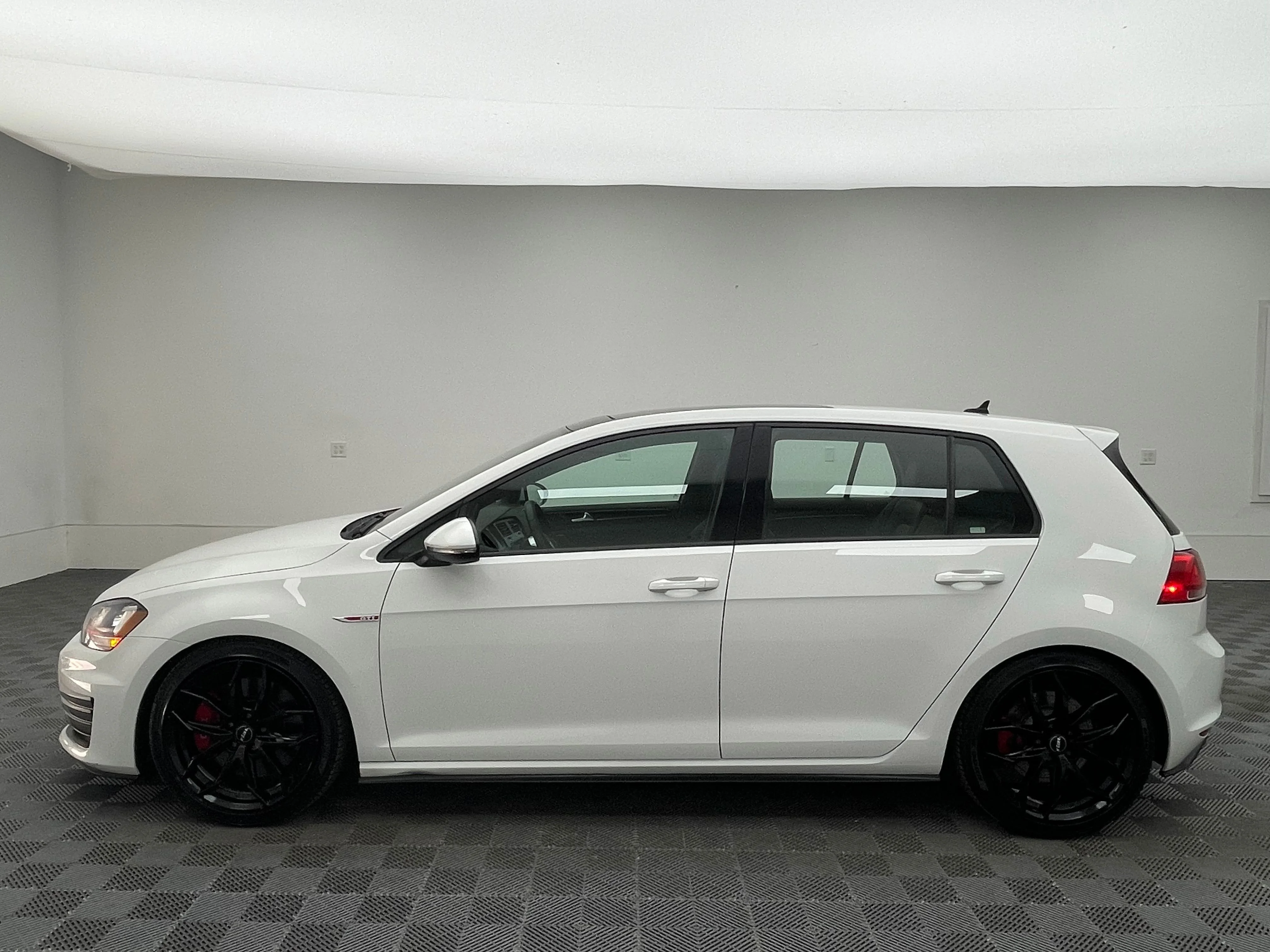 Used 2016 Pure White Volkswagen Autobahn image 12