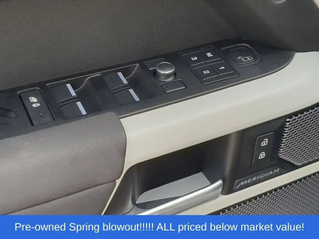 Used 2020  Land Rover SE image 21