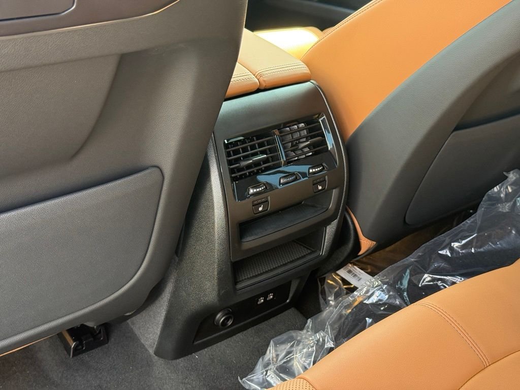 New 2026 Mineral White Metallic BMW xDrive40i image 8