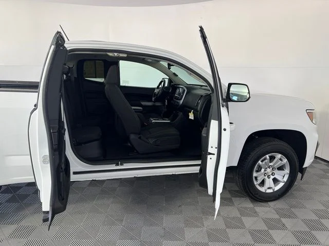 Used 2021 White Chevrolet LT image 25