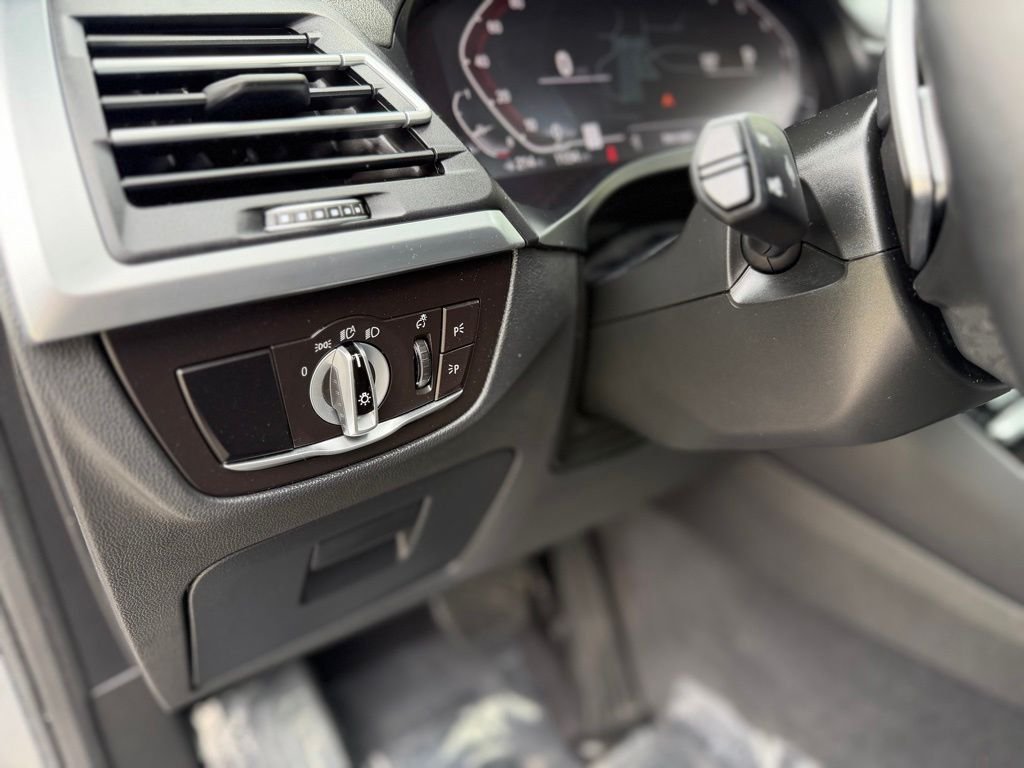 Used 2024 Gray BMW xDrive30i image 19