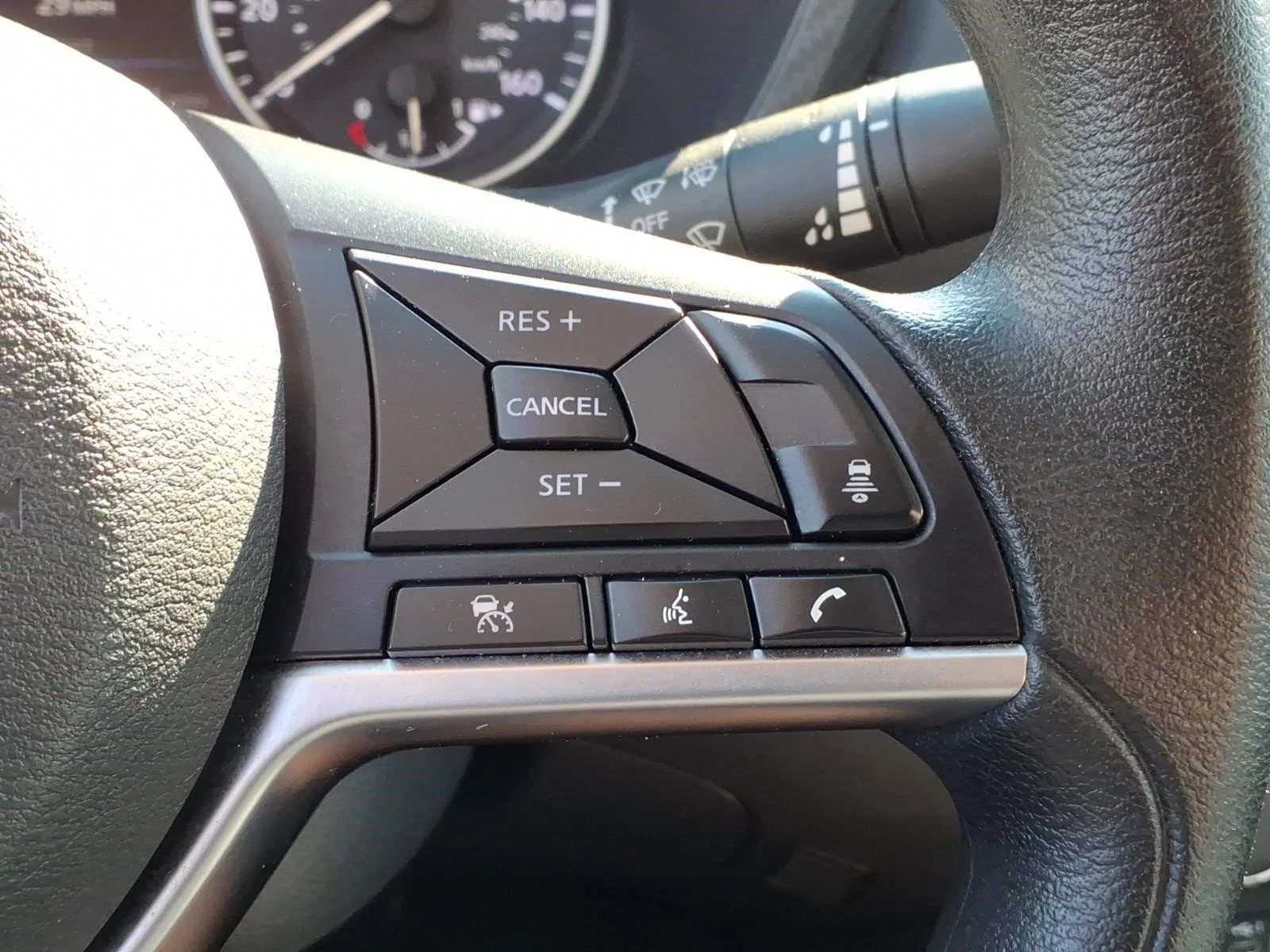 Used 2025 Aspen White Tricoat Qac Nissan SV image 24