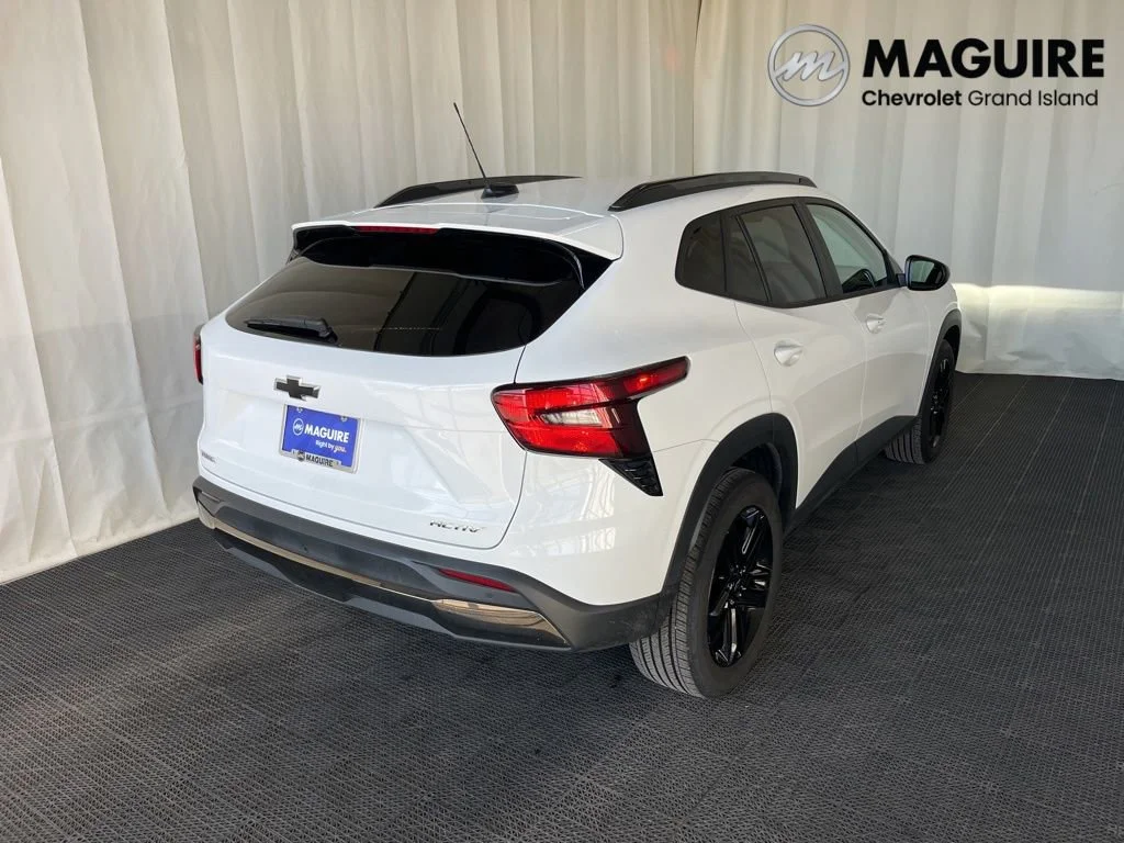 New 2025 Summit White Chevrolet ACTIV image 28