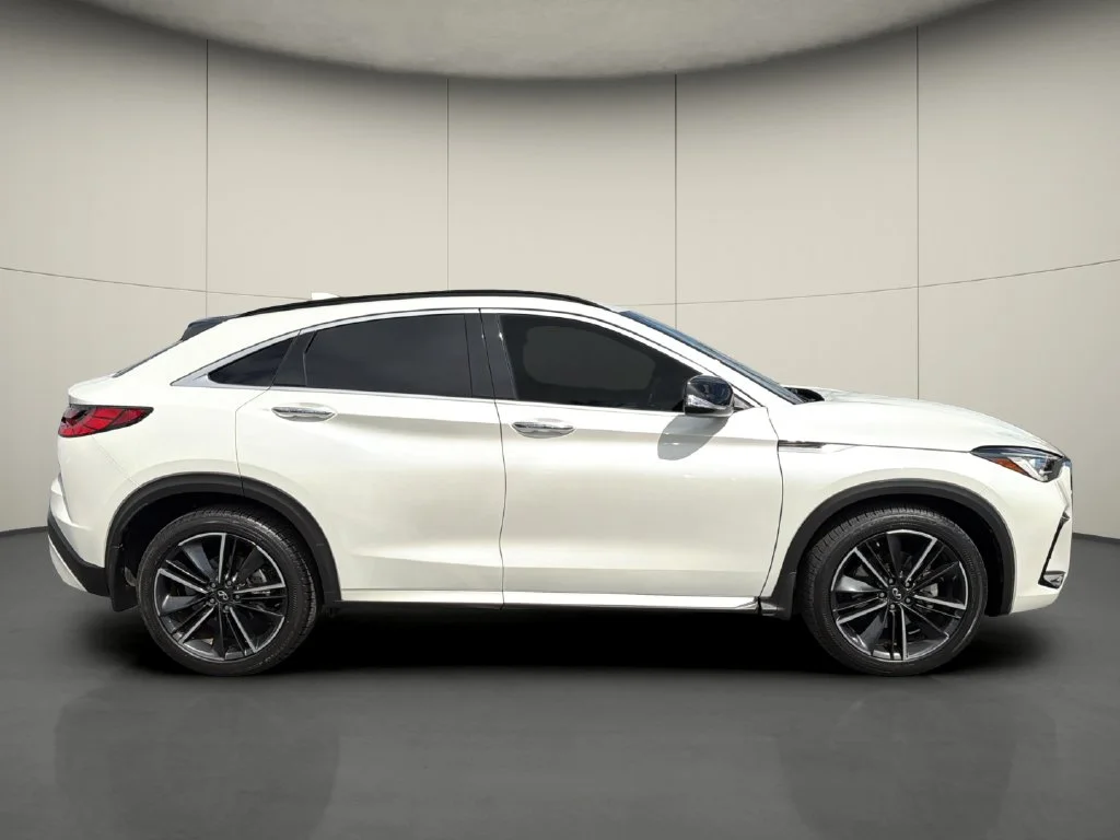 Used 2023 White INFINITI LUXE image 8