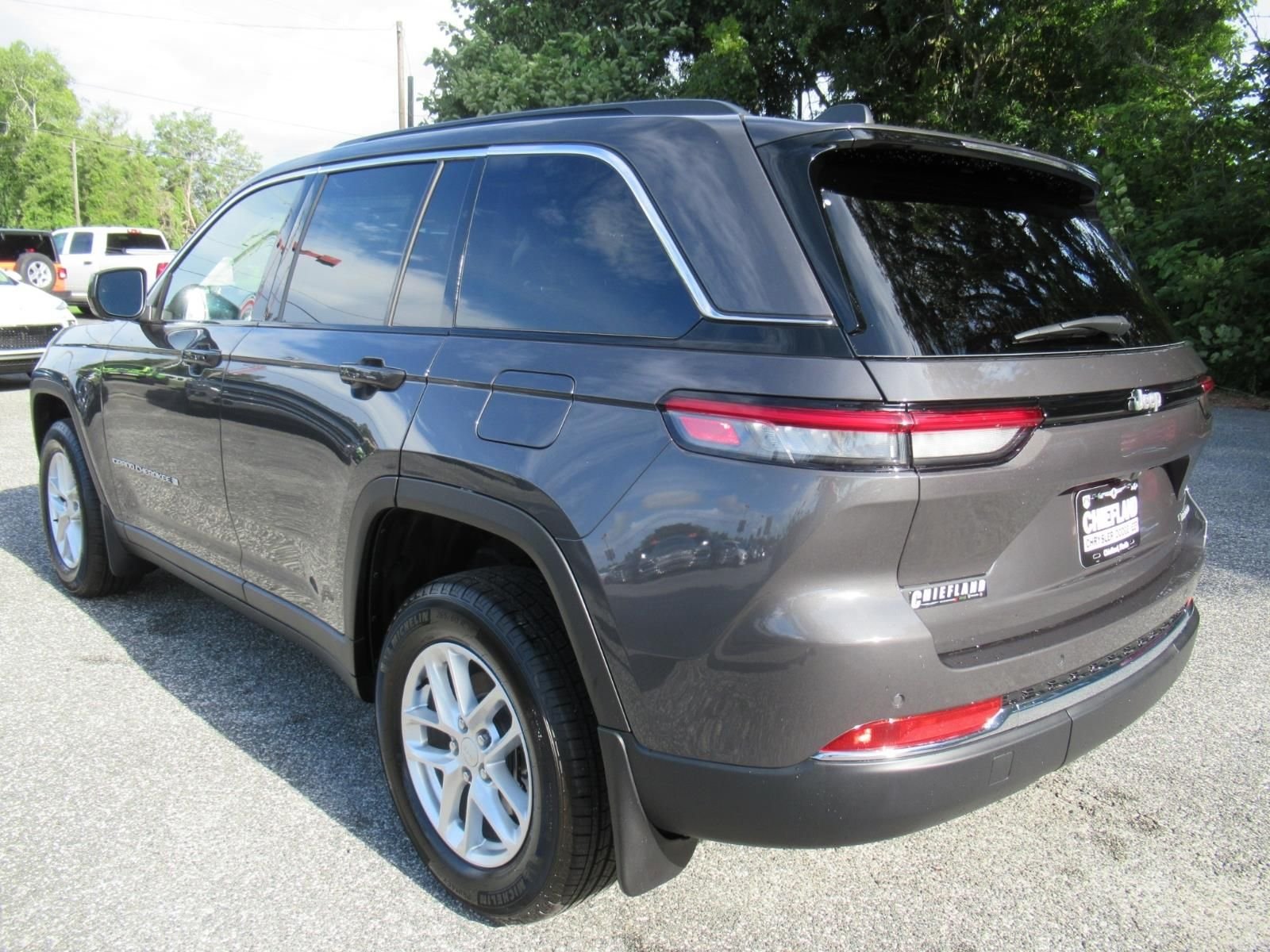 New 2026 Baltic Gray Metallic Clear-Coat Exterior Paint Jeep Laredo X image 5