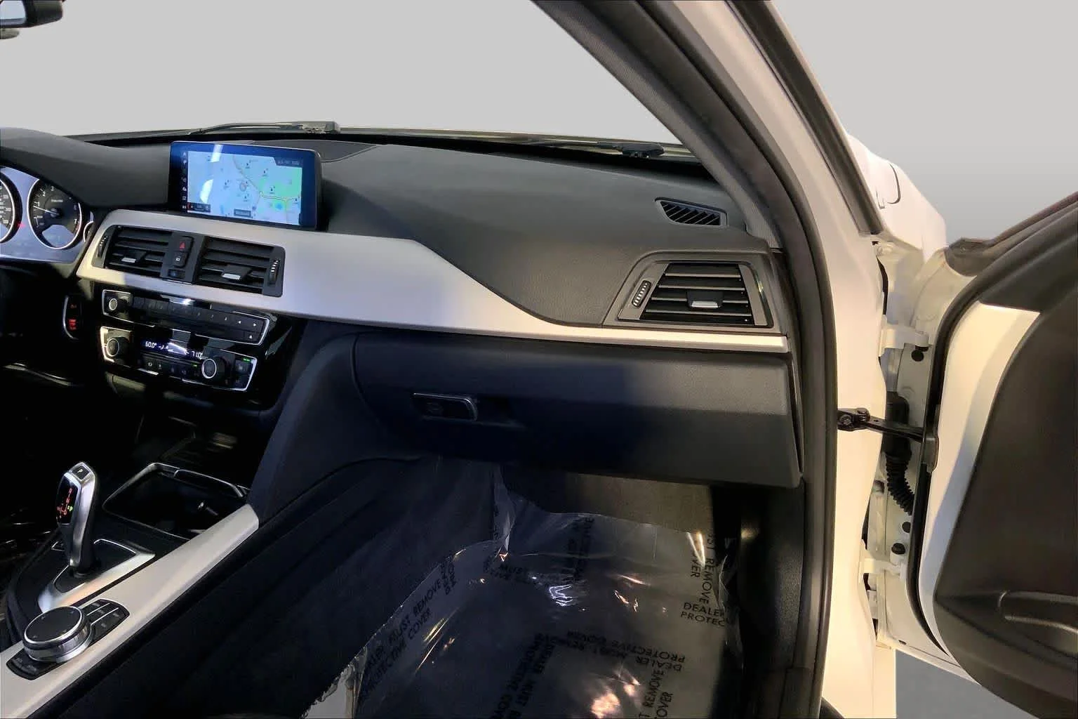 Used 2018 Alpine White BMW 320i xDrive image 19