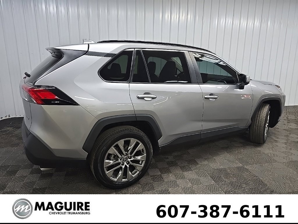 Used 2021 Silver Toyota XLE Premium image 3