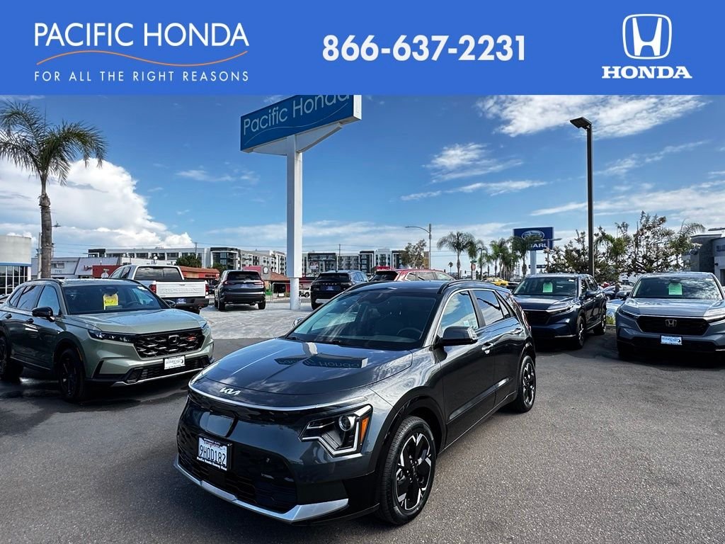 Used 2023 Gray Kia Wind image 1