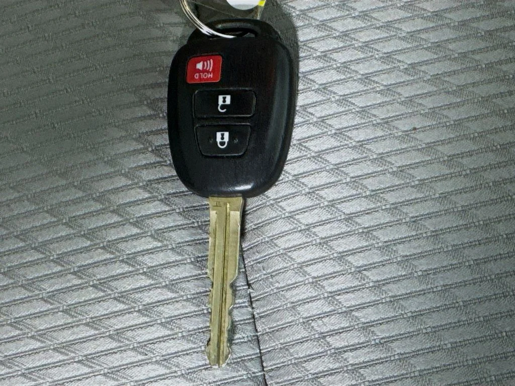 Used 2015 Silver Toyota LE image 35