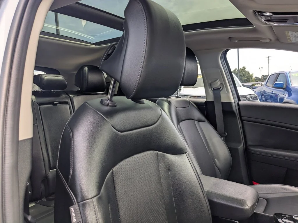 Used 2025 Everlasting Silver Kia EX image 28