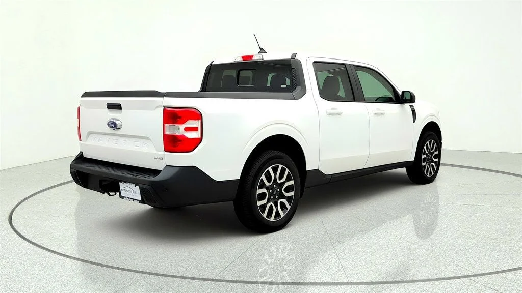 Used 2024 Oxford White Ford LARIAT AWD SuperCrew image 5