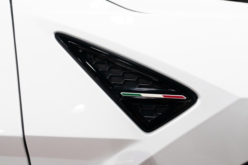 Used 2019  Lamborghini Base image 40