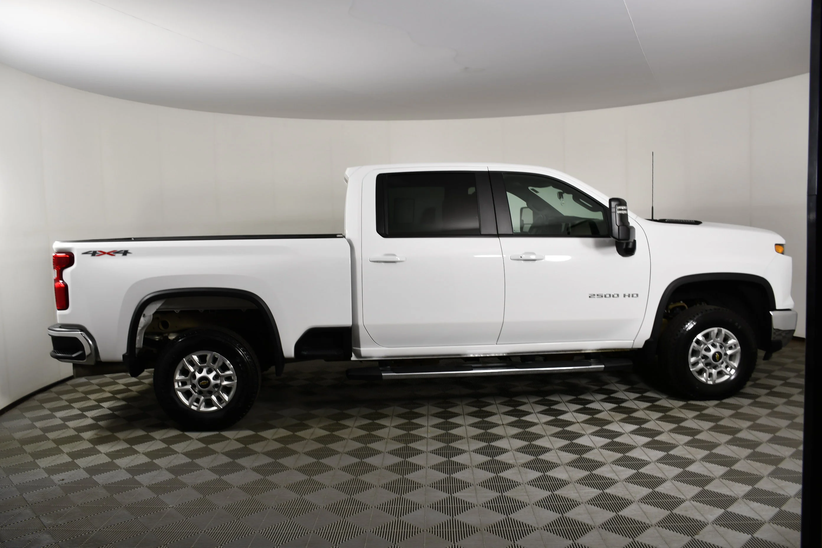 Used 2025 Summit White Chevrolet LT image 5