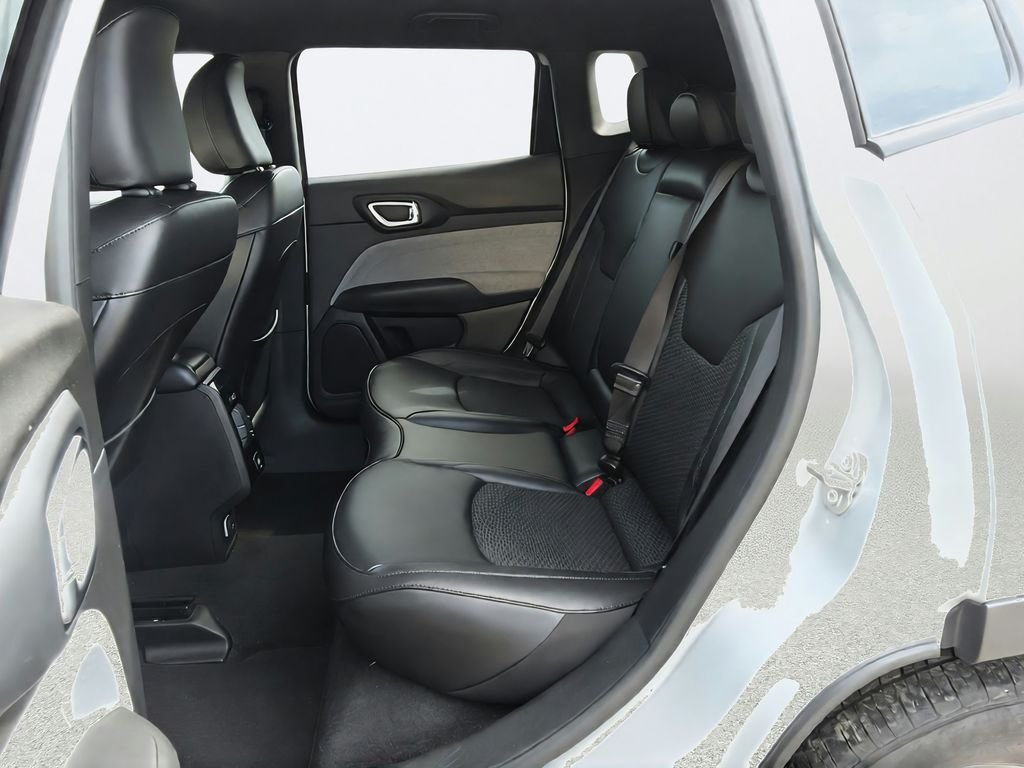 Used 2024 Silver Jeep Latitude image 30
