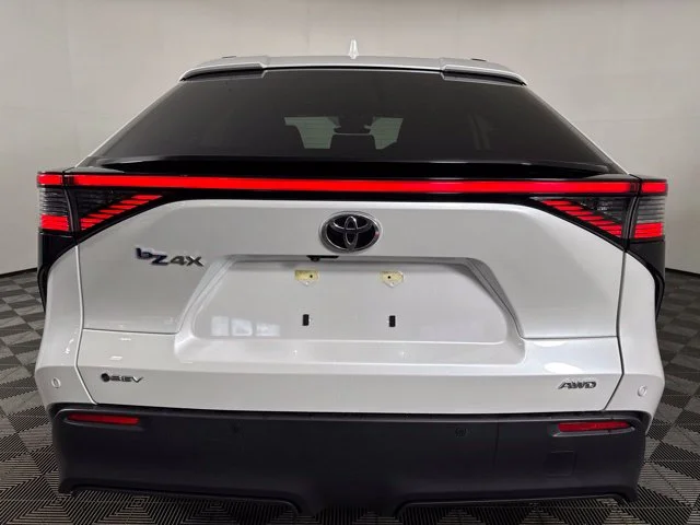 Certified Used 2024 Pearl Toyota XLE image 20